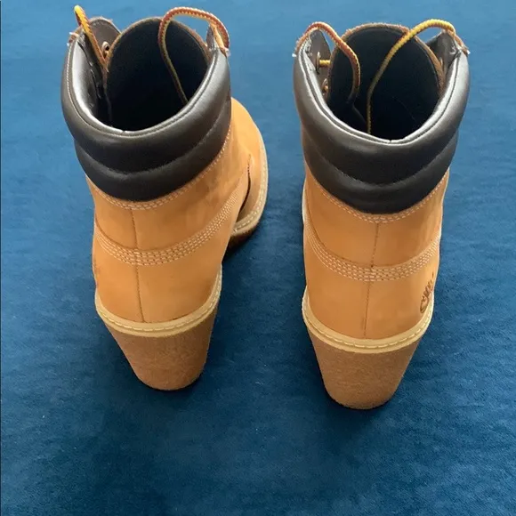 NWOT Timberland Lace Up Boots Tan and Black Rugged Design.