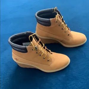 NWOT Timberland Lace Up Boots Tan and Black Rugged Design.