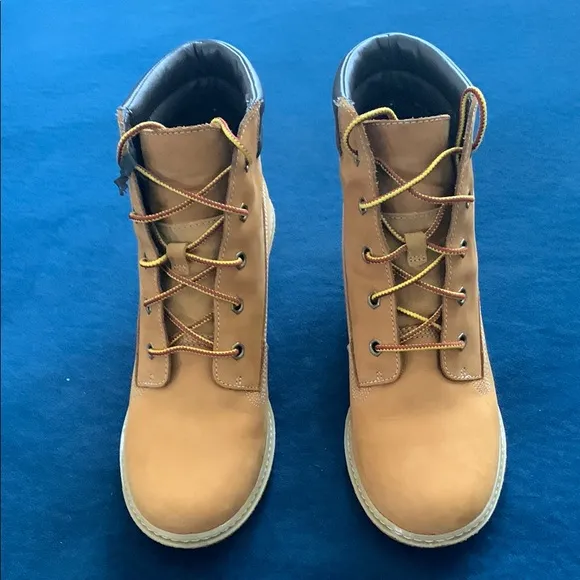 NWOT Timberland Lace Up Boots Tan and Black Rugged Design.