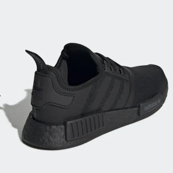 𝅺NWT ADIDAS NMD_R1 Triple Black Size 5