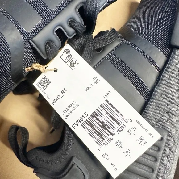 𝅺NWT ADIDAS NMD_R1 Triple Black Size 5