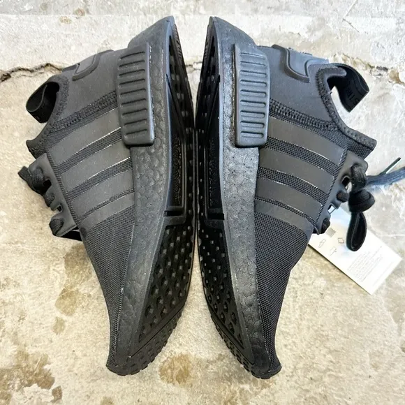 𝅺NWT ADIDAS NMD_R1 Triple Black Size 5