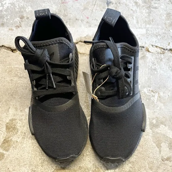 𝅺NWT ADIDAS NMD_R1 Triple Black Size 5