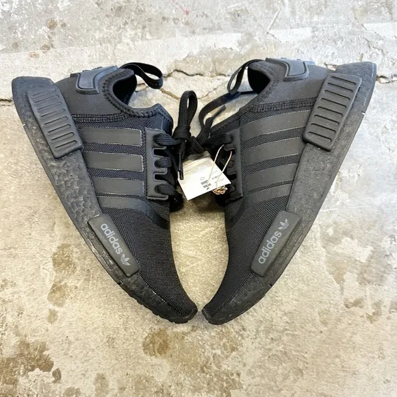 𝅺NWT ADIDAS NMD_R1 Triple Black Size 5
