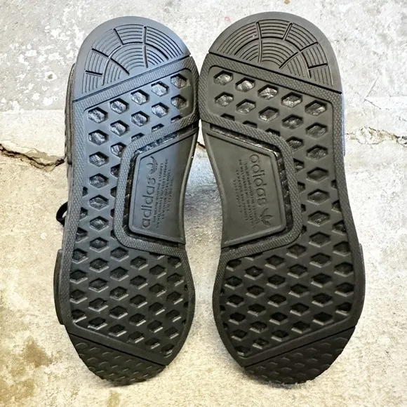𝅺NWT ADIDAS NMD_R1 Triple Black Size 5