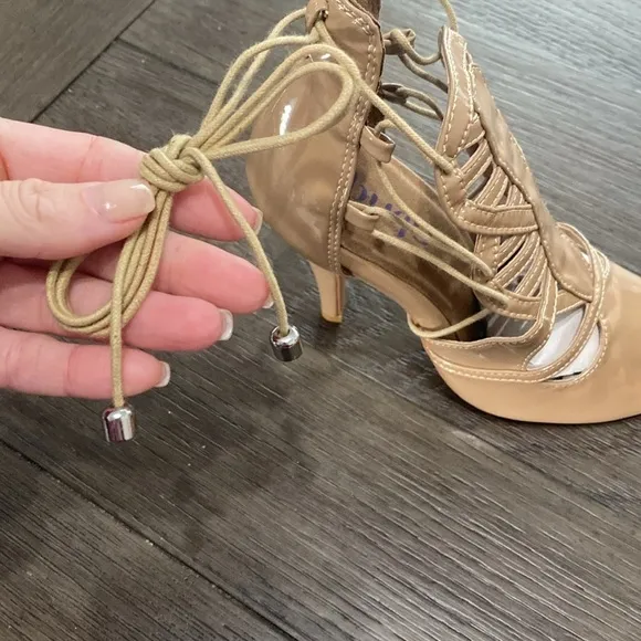 NWT BURJU Magdelora Open Toe Cut Out Lace Up Heeled Sandals | Size 5