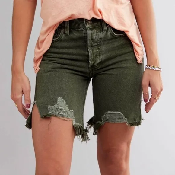NWT Free People Sequoia Mid Length Distressed Bermuda Short In Forest Green