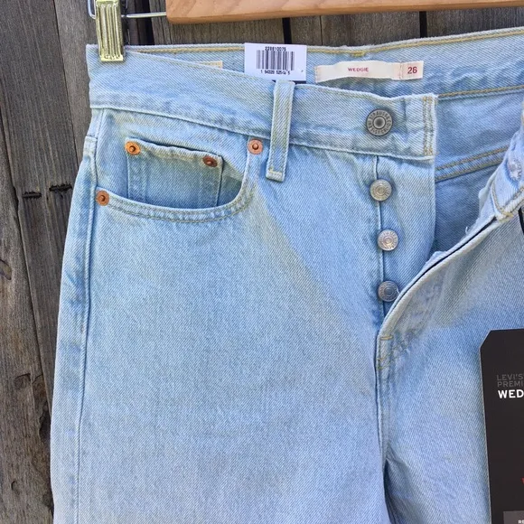 NWT Levi’s Wedgie Icon Fit Jean Signal Lost 26