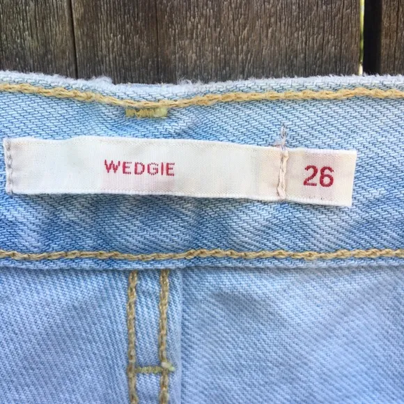 NWT Levi’s Wedgie Icon Fit Jean Signal Lost 26