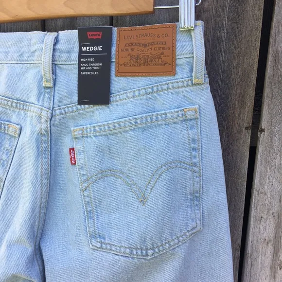 NWT Levi’s Wedgie Icon Fit Jean Signal Lost 26