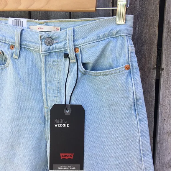 NWT Levi’s Wedgie Icon Fit Jean Signal Lost 26