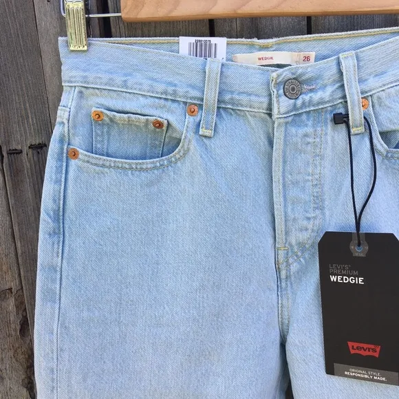 NWT Levi’s Wedgie Icon Fit Jean Signal Lost 26