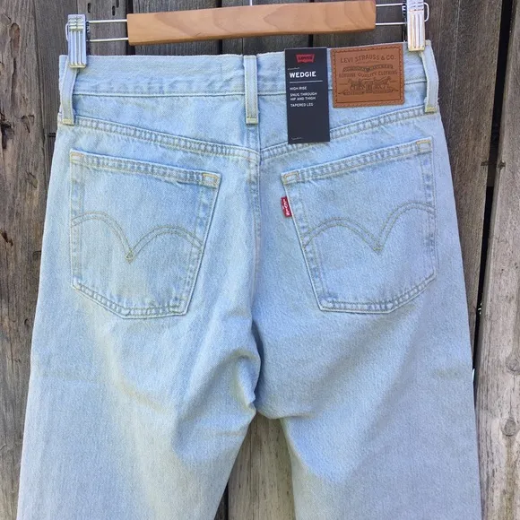 NWT Levi’s Wedgie Icon Fit Jean Signal Lost 26