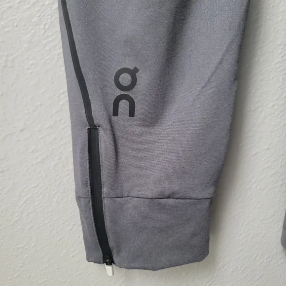 NWT ON Cloud Running Pants, Size Medium, Color Glacier/Rock