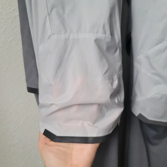 NWT ON Cloud Running Pants, Size Medium, Color Glacier/Rock