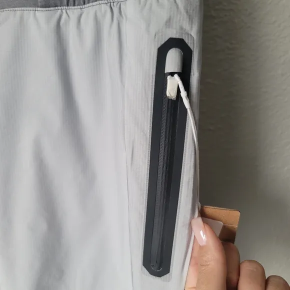 NWT ON Cloud Running Pants, Size Medium, Color Glacier/Rock