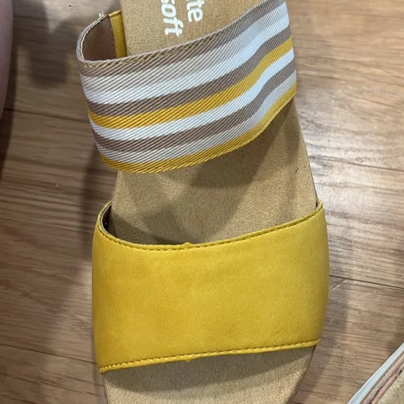 NWT Remonte Soft Women's Yellow Sandals