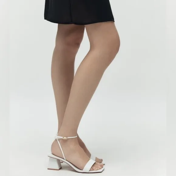 NWT. Zara White Wide Heel Sandals