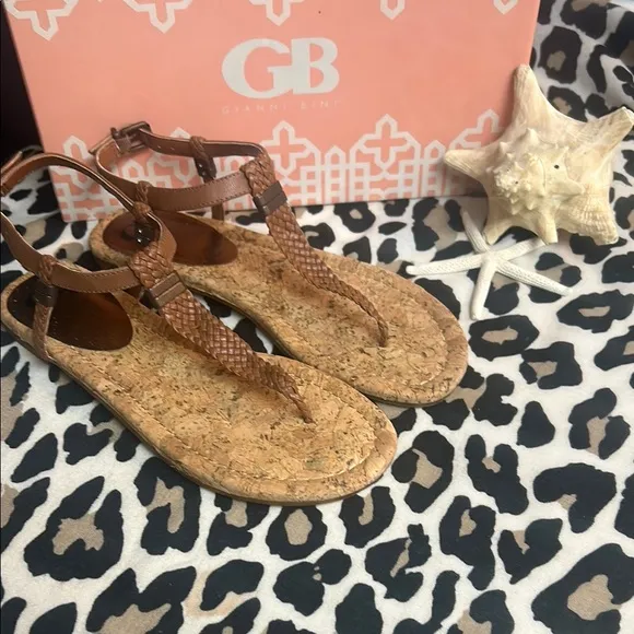 NWT⭐️GIANNI BINI Brown SANDALS🤎Flats Size 9