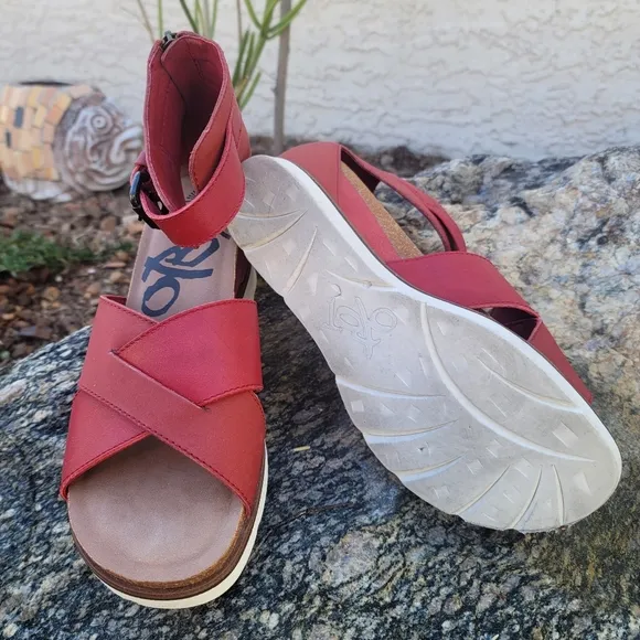 OTBT Red Leather wedge sandals adjustable ankle strap easy off with zipper!