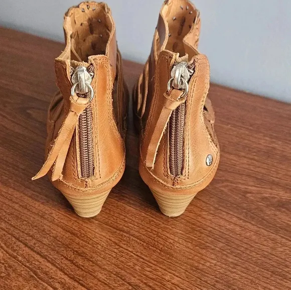 Pikolinos Java Gladiator leather heeled sandals Size 36 EUC