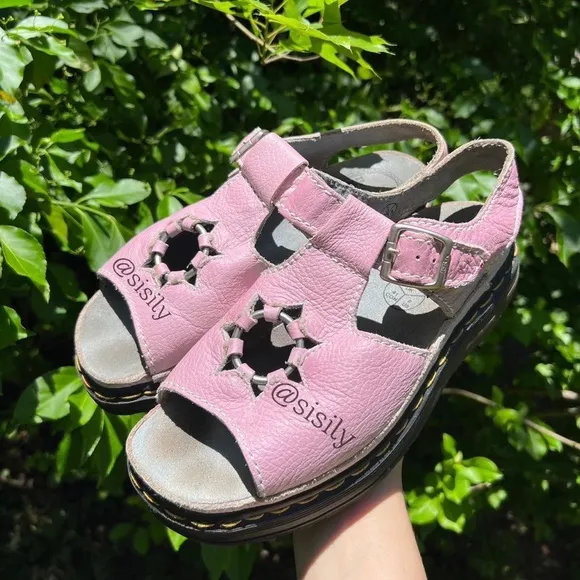 ❗️PRICE IS FIRM❗️Dr Martens 90s White Color Changing Pink Flower Cut Out Sandals