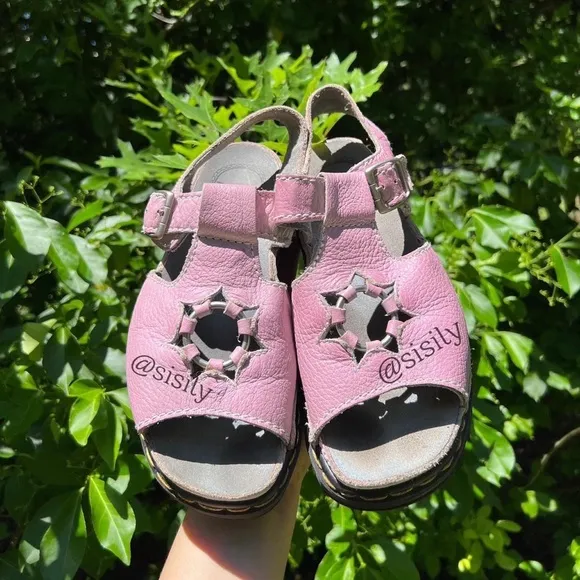 ❗️PRICE IS FIRM❗️Dr Martens 90s White Color Changing Pink Flower Cut Out Sandals