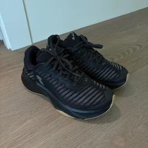 RAD R-1 Black Running Shoes