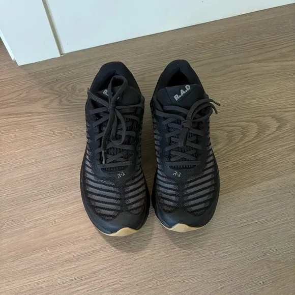 RAD R-1 Black Running Shoes
