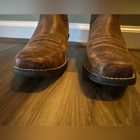 Round Up Square Toe Western Boot in VINTAGE BOMBER size 9B Ariat