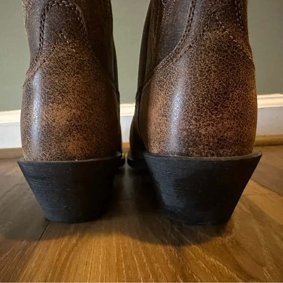 Round Up Square Toe Western Boot in VINTAGE BOMBER size 9B Ariat
