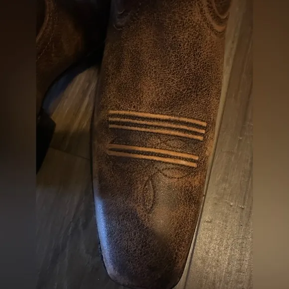 Round Up Square Toe Western Boot in VINTAGE BOMBER size 9B Ariat