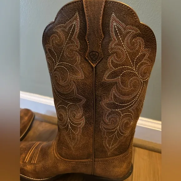 Round Up Square Toe Western Boot in VINTAGE BOMBER size 9B Ariat