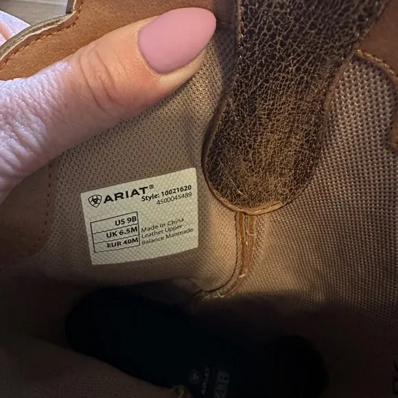 Round Up Square Toe Western Boot in VINTAGE BOMBER size 9B Ariat