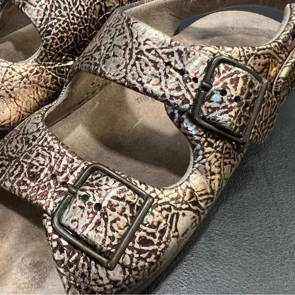 SAS Relaxed Walking Sandals Tripad Comfort Gold Snakeskin Print. Size 7 1/2.