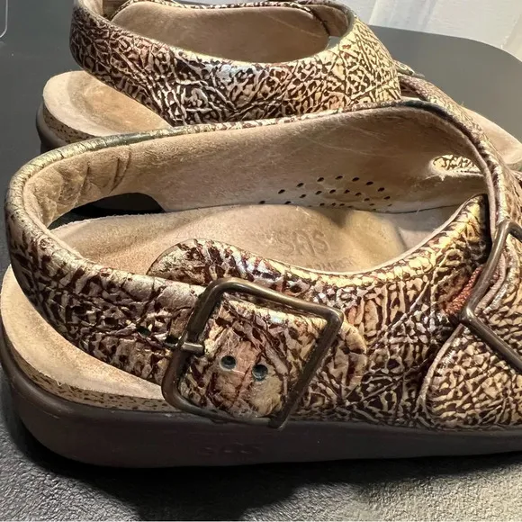 SAS Relaxed Walking Sandals Tripad Comfort Gold Snakeskin Print. Size 7 1/2.