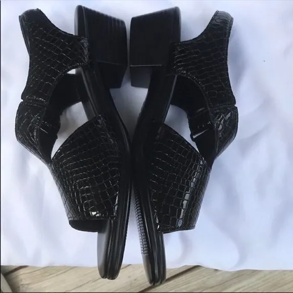 SAS CROC BLACK LEATHER SANDALS.  NEW IN BO…