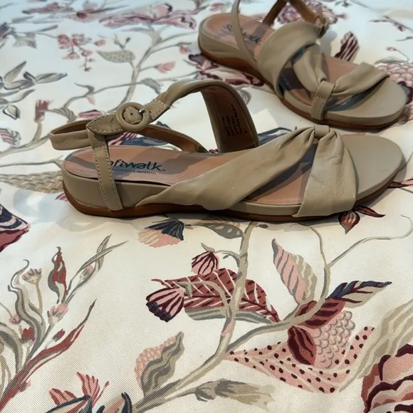 Softwalk Women's Tan Sandals size 11m