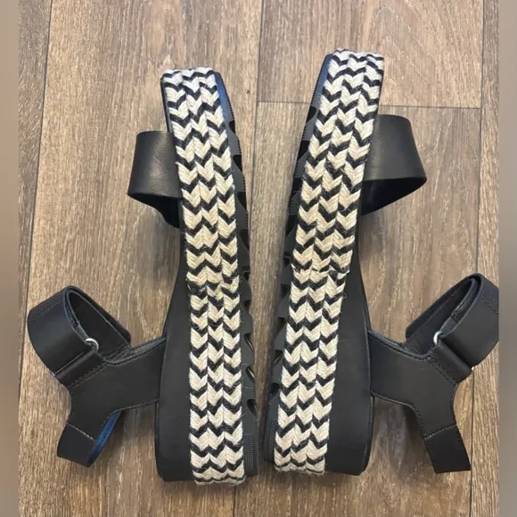 Sorel Cameron Flatform Sandals size 9