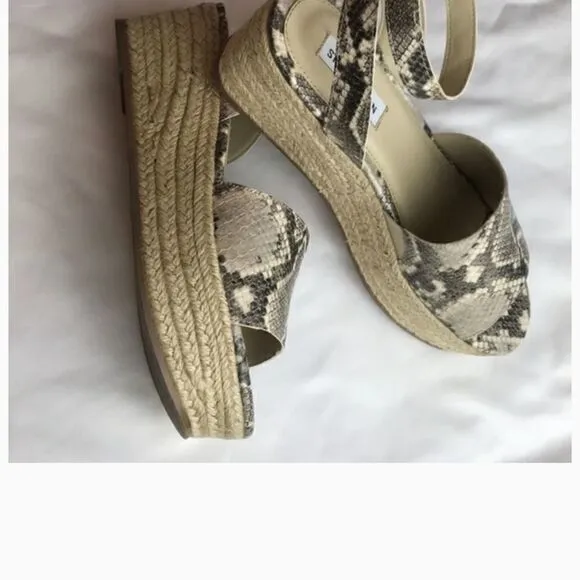 STEVE MADDEN CROC MOTIF PLATFORM SANDALS.…