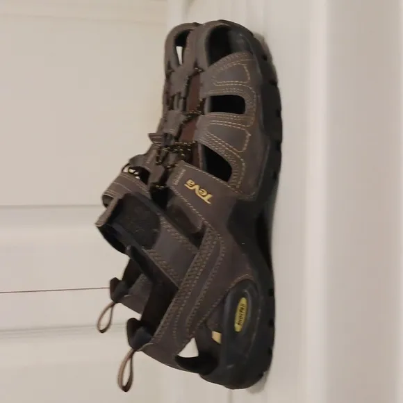 Teva &quot;Forebay&quot; leather sandals - 8 - brown gray
