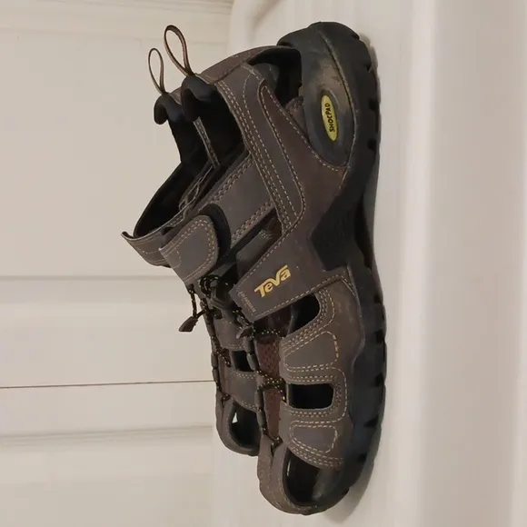 Teva &quot;Forebay&quot; leather sandals - 8 - brown gray