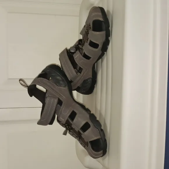 Teva &quot;Forebay&quot; leather sandals - 8 - brown gray