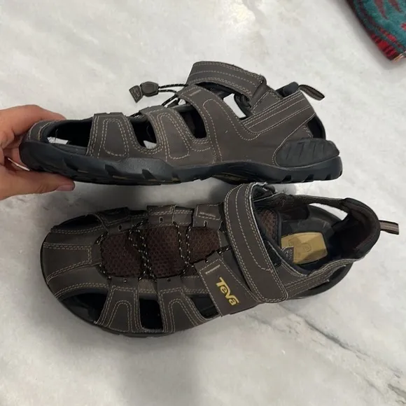 Teva Mens Forebay brown sandals 12