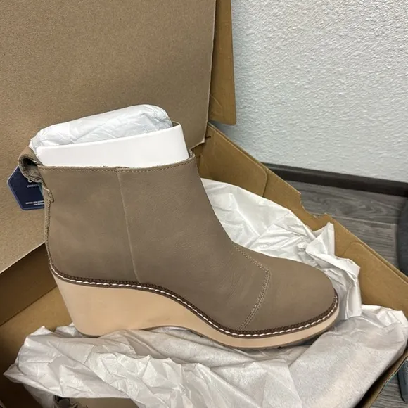 TOMS Womens Raven Nubuck Water Resistant Ankle Boots