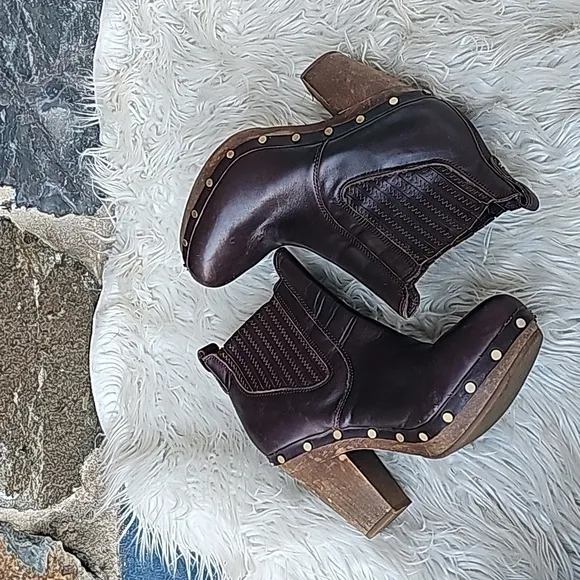 UGG Carberry Women's Ankle Boots in Brown Size 9
