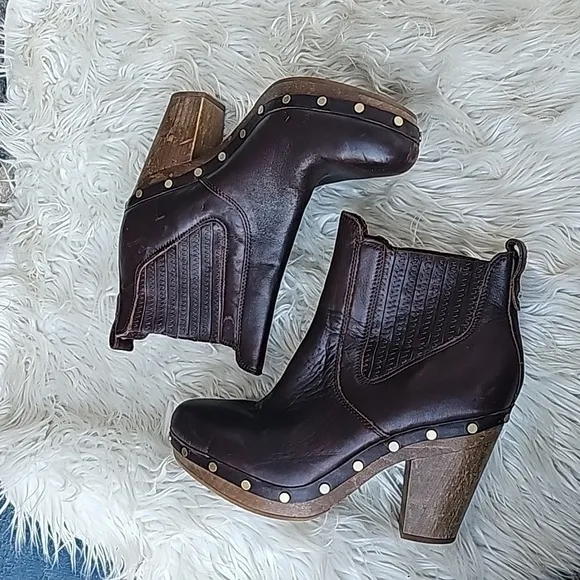 UGG Carberry Women's Ankle Boots in Brown Size 9