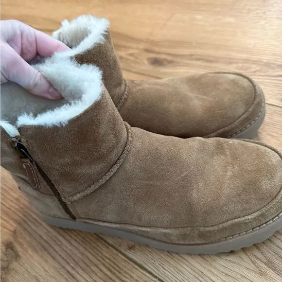UGG Classic Mini Boots – Size 8, Fur Lined