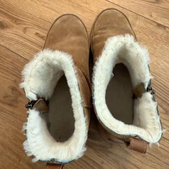 UGG Classic Mini Boots – Size 8, Fur Lined