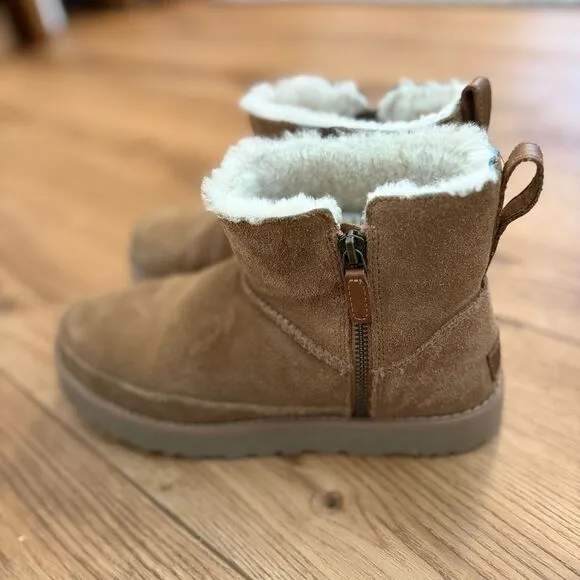 UGG Classic Mini Boots – Size 8, Fur Lined